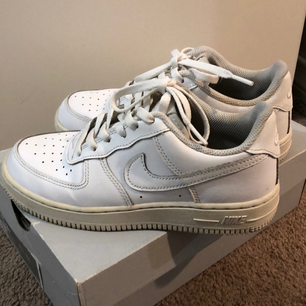 NIKE AIR FORCES